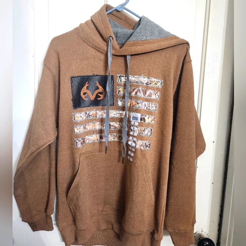 🤴🦌🇺🇸 NWT Realtree torn camo flag sweatshirt in size Small
